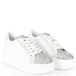 ДАМСКИ КЕЦОВЕ НА ПОВДИГНАТО ХОДИЛО  ОТ ЕСТЕСТВЕНА КОЖА С БРОКАТ-7073A-БЯЛО/СРЕБЪРНО